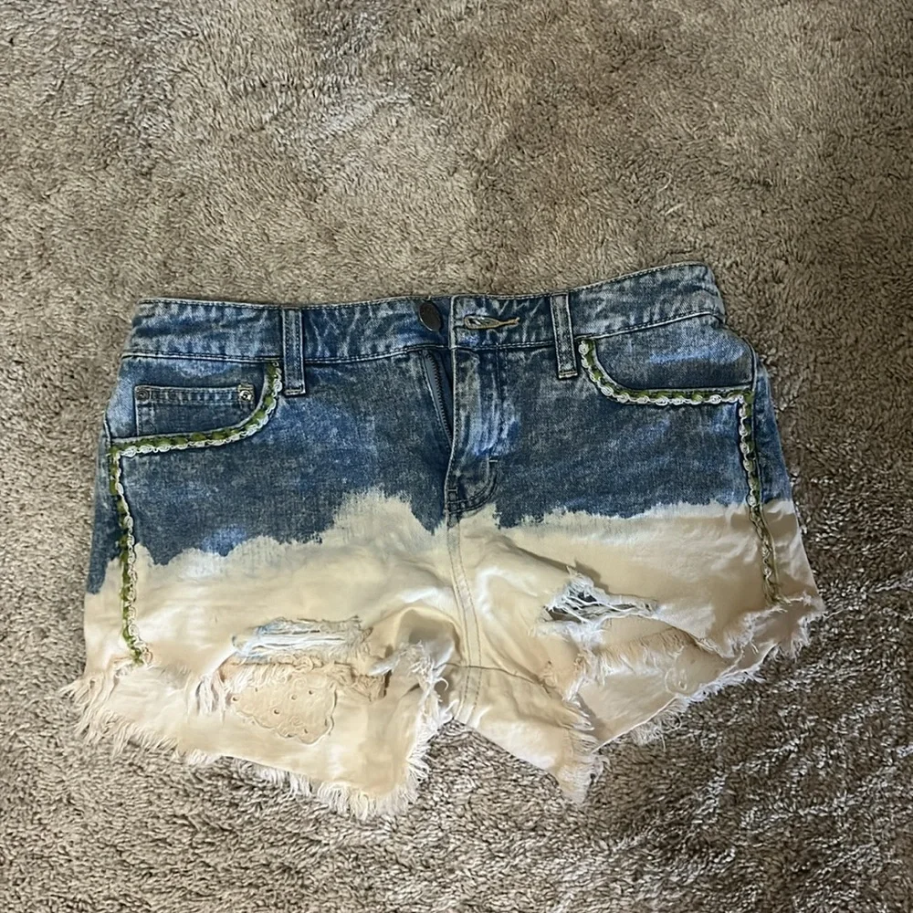 Free People Dip Dye Distressed Embroidered Cut Off Jean Denim Shorts Size 26 - Picture 2 of 2